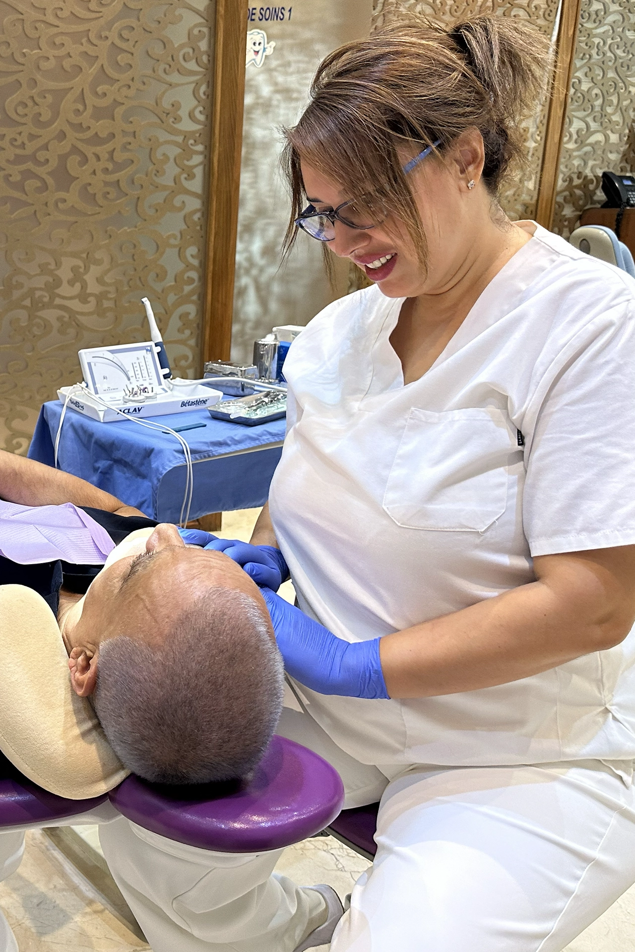 photo-contact-dr-loubna-aghoutane-dentiste-chirurgien-fès